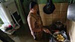Santuy! Warga Masak hingga Nonton Televisi di Tengah Banjir