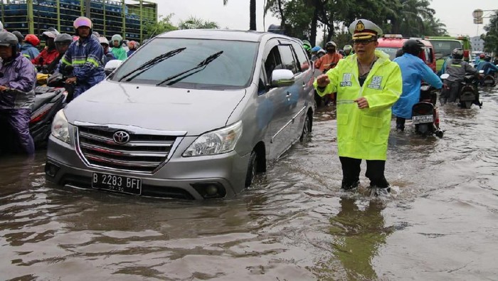 Polisi mengatur lalu lintas di salah satu titik banjir Jakarta Selasa (25/2/2020) (Dok. Ditlantas Polda Metro Jaya)