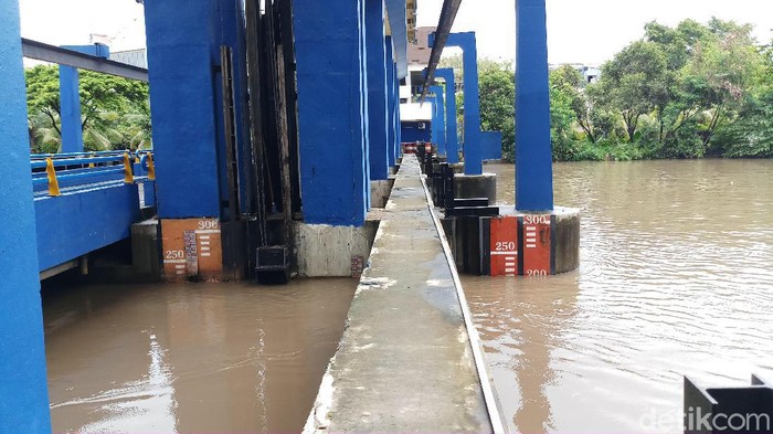 Pintu Air Marina Ancol berstatus siaga 2. Petugas operator, Yustian, menyebut tingginya air kali ini disebabkan karena curah hujan tinggi.