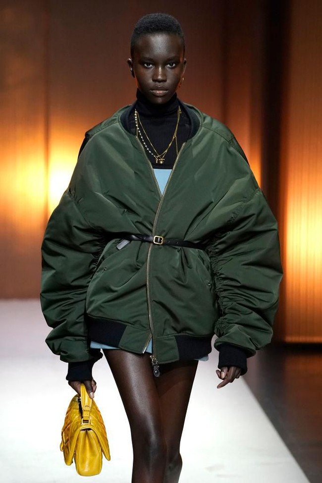 Koleksi Tods di Milan Fashion Week juga menghadirkan tren bomber jacket dalam potongan oversized seperti dress. (Foto: Getty Images)