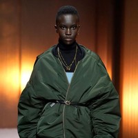 Koleksi Tods di Milan Fashion Week juga menghadirkan tren bomber jacket dalam potongan oversized seperti dress. (Foto: Getty Images)