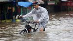 TNI Susuri Banjir untuk Evakuasi Warga Jatibening Permai Bekasi