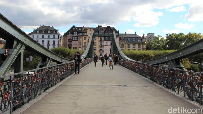 Jembatan 'Gembok Cinta' di Frankfurt Kota Frankfurt, Jerman memiliki banyak objek wisata yang menarik untuk dikunjungi pelancong asing atau pun lokal. Salah satunya adalah jembatan Eiserner Steg yang dikenal dengan jembatan 'gembok cinta'.