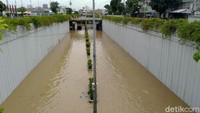 Lalu lintas di Jalan Letjen Suprapto atau yang dikenal Jalan Underpass Senen pun tertutup. Polisi dan Satpol PP berjaga disekitar lokasi.
