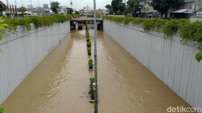 Hujan yang mengguyur Jakarta sejak Senin (24/2) malam membuat sejumlah wilayah terendam banjir. Salah satu kawasan yang terendam banjir adalah Underpass Senen.