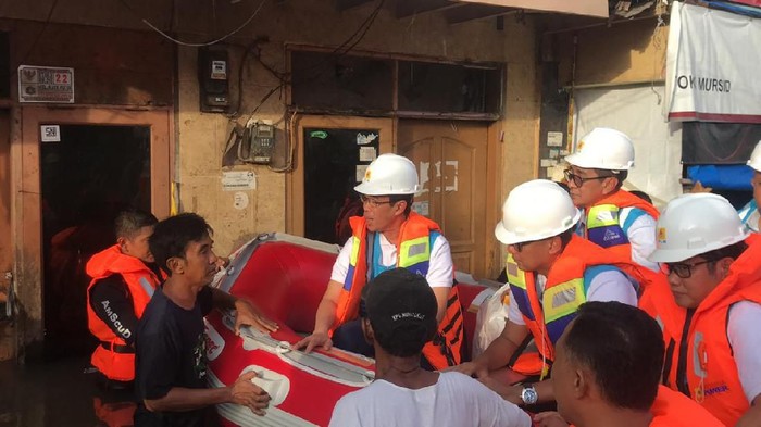 Naik Perahu, Dirut PLN Tinjau Kelistrikan di Daerah Banjir.