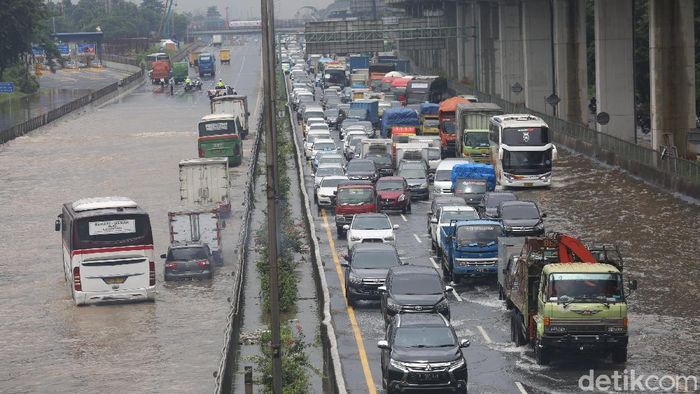 Antrean Kendaraan Mengular Imbas Banjir di Tol Jatibening Tol Jakarta Cikampek KM 9 Jatibening, Kota Bekasi, Jawa Barat, ikut terendam banjir. Akibatnya antrean kendaraan mengular panjang akibat terputusnya jalan.