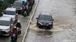 Para Penerjang Banjir di Jakarta