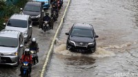 Keuntungan SUV dibanding mobil jenis lain adalah air box (saluran udara yang dialirkan ke mesin supaya mesin bisa melakukan pembakaran) yang posisinya lebih tinggi dibanding sedan atau jenis lain. Tapi tetap saja air box itu rentan terhadap air.