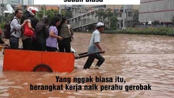 Banyak cara, kalau banjir pakai gerobak aja. Foto: Istimewa