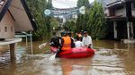 TNI Susuri Banjir untuk Evakuasi Warga Jatibening Permai Bekasi