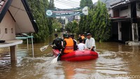 Perumahan ini mulai terendam banjir sejak pukul 02.00 WIB.