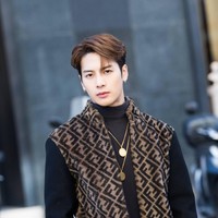 Jackson GOT7 menjadi model untuk merek Fendi dan bahkan tampil di acara Milan Fashion Week. Seperti dilansir Koreaboo, Jackson menyukai pakaian olahraga mewah dengan sembulan warna dan banyak aksesoris, dari kacamata hitam hingga topi beanie. Foto: dok. ist