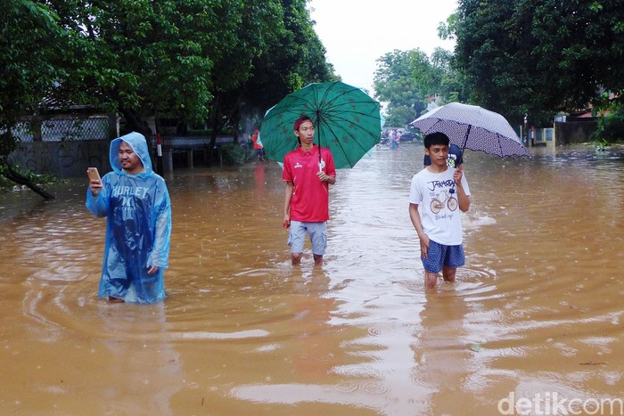 Komplek Billymoon Pondok Kelapa Terendam Banjir Setinggi 80 Cm