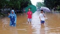 Sejumlah warga beraktivitas di Komplek Billymoon yang terendam banjir pagi ini.