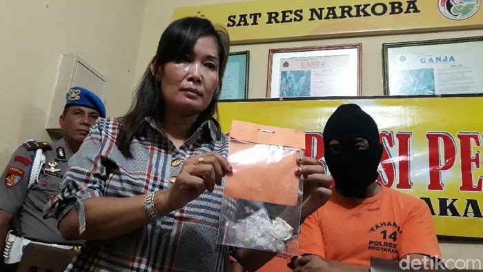 Tersangka kurir narkoba diamankan Polresta Yogyakarta, Selasa (25/2/2020).
