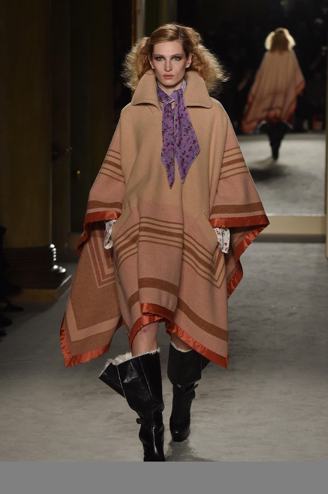 Tren fashion Fall 2020 dari Milan Fashion Week turut meliputi luaran berpotongan jubah atau cape. Seperti yang terlihat di koleksi Philosophy by Lorenzo Serafini. (Foto: Getty Images)