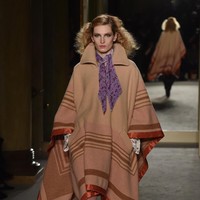 Tren fashion Fall 2020 dari Milan Fashion Week turut meliputi luaran berpotongan jubah atau cape. Seperti yang terlihat di koleksi Philosophy by Lorenzo Serafini. (Foto: Getty Images)