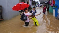 Jalanan di permukiman warga itu pun bak sungai.