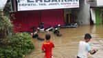 TNI Susuri Banjir untuk Evakuasi Warga Jatibening Permai Bekasi