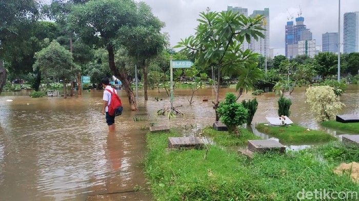 Penampakan tak biasa muncul usai hujan deras yang mengguyur Jakarta. Penampakan setinggi satu meter tersebut adalah banjir yang menggenangi TPU Karet Bivak