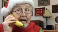 Disukai banyak orang karena kakek Steve kerap menampilkan kelucuannya. Seperti foto satu ini dimana ia berpakaian seperti Santa Claus, lalu membawa replika labu khas halloween. Tak lupa pisang sebagai aksesoris telepon. Lucu banget sih! Foto: Instagram @oldmansteve75