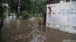 Melihat Keseruan Anak-anak Bermain Banjir