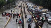 Sejumlah kendaraan terpaksa melawan arus dan masuk jalur TransJakarta untuk menghindari banjir.