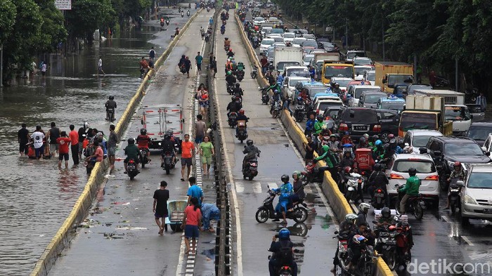 Jalan Gunung Sahari, tepatnya di depan Halte Busway Pasar Baru Timur, Jakarta, turut terendam banjir imbas hujan deras yang mengguyur.