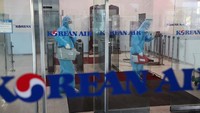 Petugas menyemprotkan disinfektan di kantor Korean Air di Yeongjong Korea Selatan. Choe Jae-koo/Yonhap via AP.