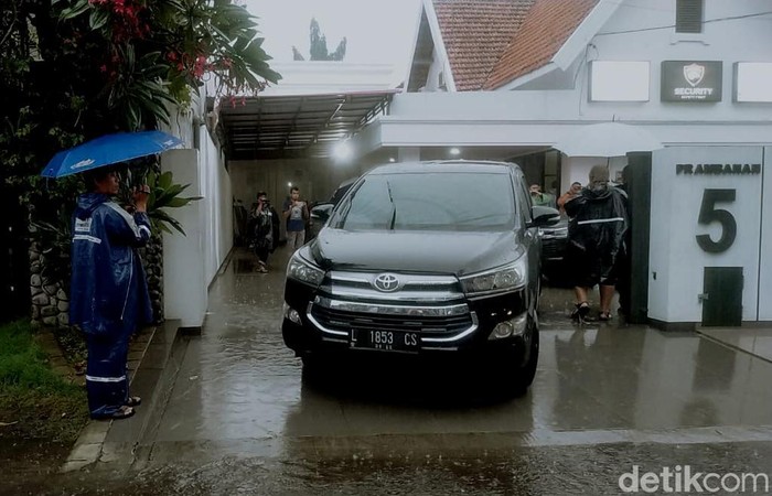 KPK Sasar Sejumlah Kantor Pengacara di Surabaya KPK melakukan penggeledahan di sejumlah tempat di Surabaya terkait kasus suap-gratifikasi Rp 46 miliar yang menjerat eks Sekretaris Mahkamah Agung (MA) Nurhadi.
