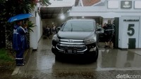 KPK melakukan penggeledahan di sejumlah tempat di Surabaya terkait kasus suap-gratifikasi Rp 46 miliar yang menjerat eks Sekretaris Mahkamah Agung (MA) Nurhadi. Salah satunya kantor pengacara Rahmat Santoso.
