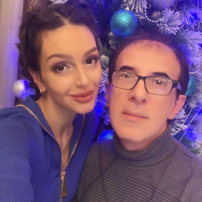 Tak sedikit juga yang menyebut ayah Oksana masih tampak muda. Jadi tak mengherankan kalau pria tersebut dikira suami baru ratu kecantikan Rusia tersebut. Foto: Dok. Instagram