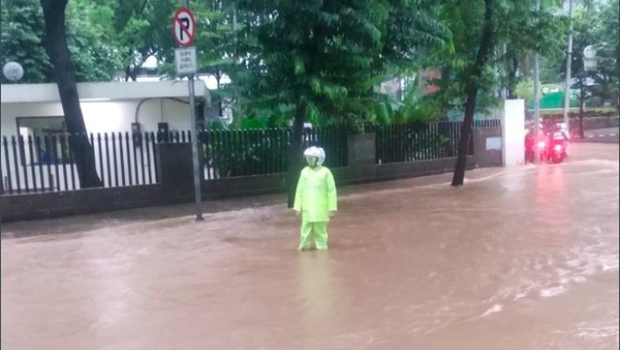 Banjir di depan kampus Atmajaya pada Selasa (25/2/2020) pagi/TMC Polda Metro Jaya