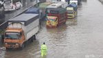 Antrean Kendaraan Mengular Imbas Banjir di Tol Jatibening