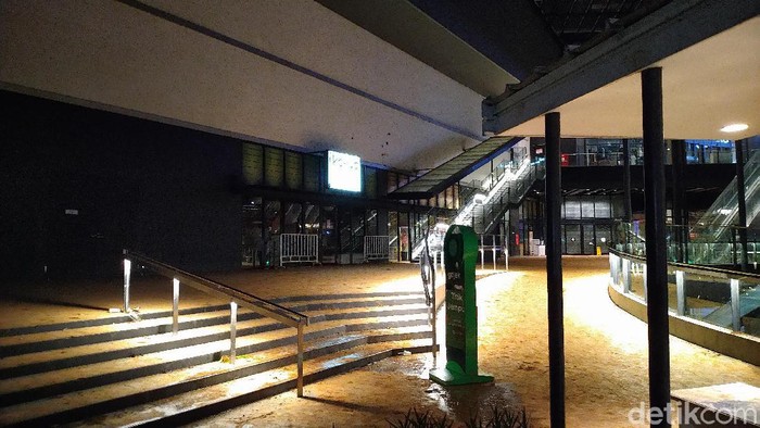 Dijaga Ketat Polisi, Begini Suasana di AEON Jakarta Garden City Malam Ini