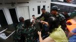 TNI Susuri Banjir untuk Evakuasi Warga Jatibening Permai Bekasi