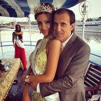 Pada foto lainnya memperlihatkan Oksana dipeluk ayahnya dari belakang saat dia memakai mahkota Miss Moskow 2015. I want to say happy birthday to you and wish you with all my heart to have happiness and harmony, good health, success in your wonderful work and more wonderful grandchildren and granddaughters! tulis Oksana.Foto: Dok. Instagram