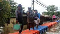 Guna membantu aktivitas warga, jembatan apung pun disediakan di kawasan itu. Sejumlah petugas juga bersiaga untuk membantu warga melintasi jembatan apung tersebut.