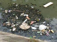 Sampah di Kanal Jongaya.