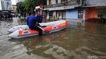 Damkar Sedot Banjir di Grogol