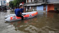 Damkar menyiagakan perahu karet di lokasi banjir di Grogol.
