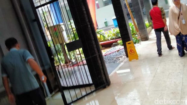 Sisa air dan bercak lumpur masih tampak di sejumlah titik.