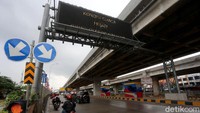 Imbas jalan banjir tersebut sejumlah pemotor pun melintasi ruas tol Becakayu.