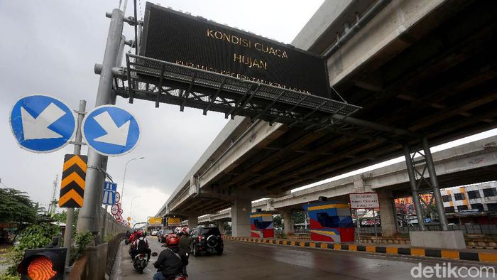 Pemotor Masuk Tol Becakayu Akibat Banjir Jalan di kawasan Bekasi tak dapat dilalui akibat banjir. Pemotor pun melintasi Tol Becakayu untuk dapat beraktivitas.