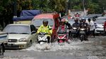 Jalan di Bekasi Terendam Banjir, Pemotor Masuk Tol Becakayu