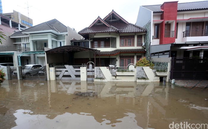 Banjir Rendam Rumah di Komplek Elite Bekasi Banjir turut merendam rumah-rumah warga di salah satu komplek elite yang berada di Bekasi. Berikut foto-fotonya.