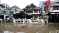 Kawasan perumahan Taman Villa Baru turut terdampak banjir yang melanda kawasan Bekasi, Jawa Barat, Selasa (25/2/2020).