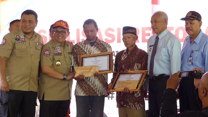 Pemberian hadiah ke Mbah Rois dan Kodir penyelamat siswa SMPN 1 Turi, Selasa (25/2/2020)