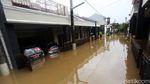 TNI Susuri Banjir untuk Evakuasi Warga Jatibening Permai Bekasi